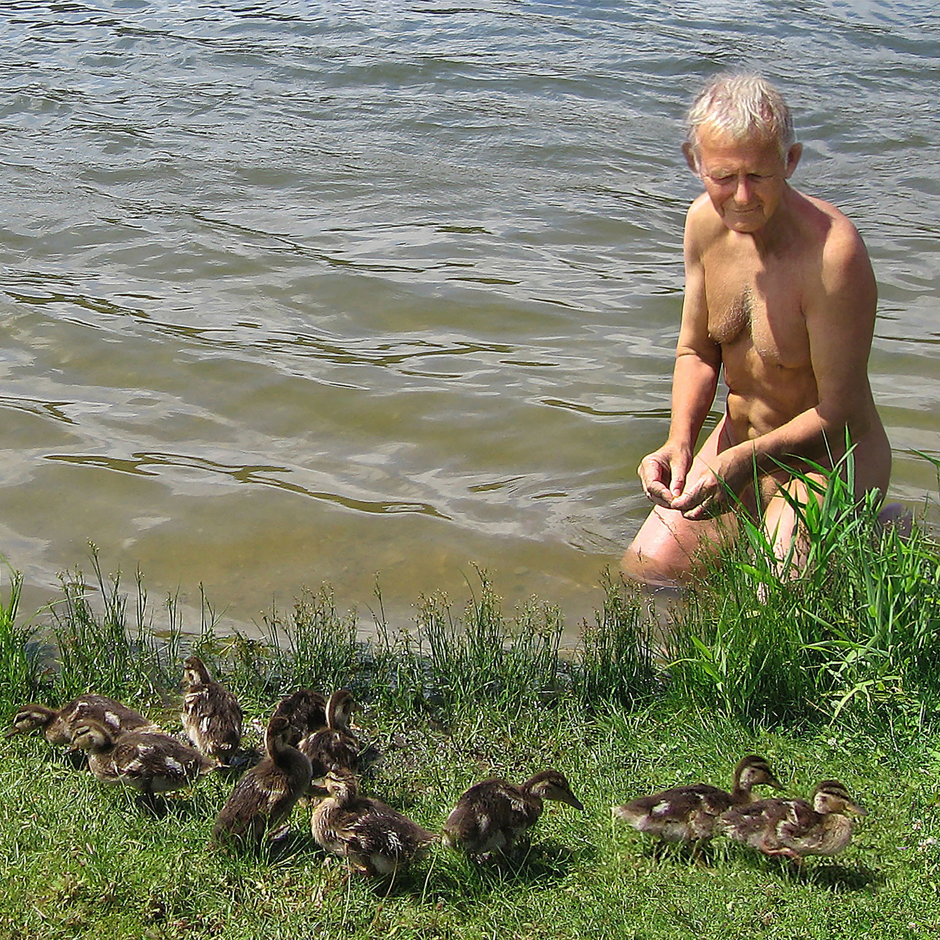 FKK, nackt und frei in der Natur am Bergsee Ratscher in Thueringen bei Ratscher nahe Schleusingen, Badesee mit FKK-Bereich und Campingplatz (Camping Bergsee Ratscher)